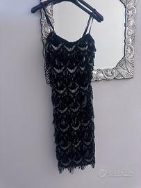 Vestito nero con strass pendenti