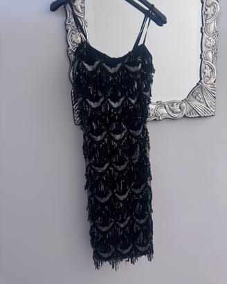 Vestito nero con strass pendenti