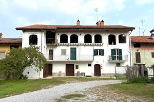 Casa semi indipendente ampie dimensioni