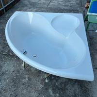 Vasca da bagno ad angolo con rivestimento