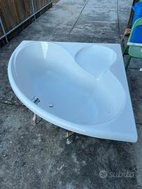 Vasca da bagno ad angolo con rivestimento