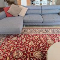 Divano largo e comodo.