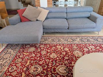 Divano largo e comodo.