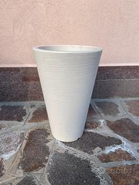 Vaso da giardino bianco