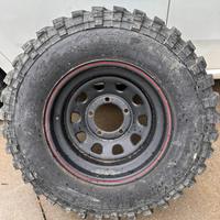 Cerchi in lega rinforzati e gomme per fuoristrada