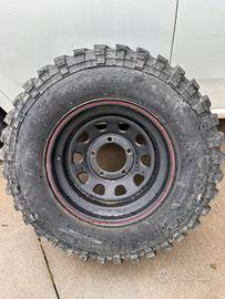 Cerchi in lega rinforzati e gomme per fuoristrada