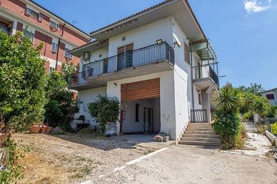 Casa indipendente di 290 m² con 4 locali e box aut