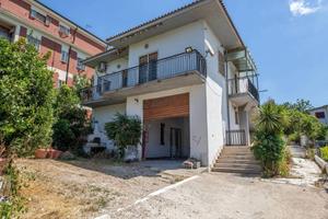 Casa indipendente di 290 m² con 4 locali e box aut
