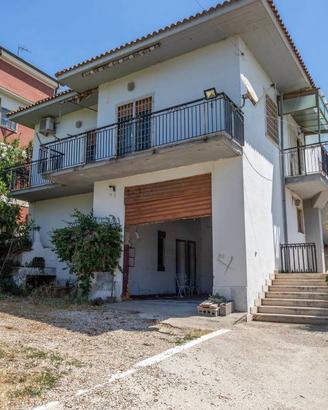 Casa indipendente di 290 m² con 4 locali e box aut