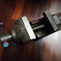 morsa vintage  in acciaio  decorata incisa