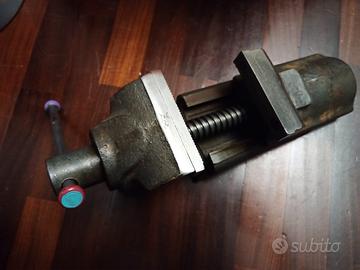 morsa vintage  in acciaio  decorata incisa