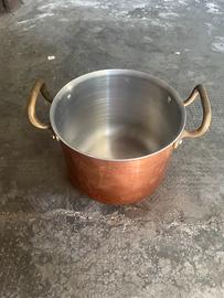 pentola alta in rame vintage con manici in ottone