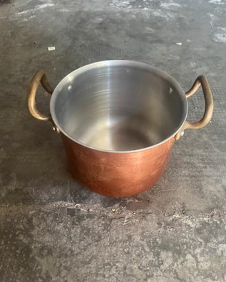 pentola alta in rame vintage con manici in ottone