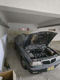 Macchina d'epoca funzionante da verniciare