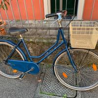 Bici olanda da donna blu pronta all'uso