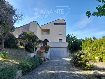 Villa di 800 mq con garage, parco ed annesso