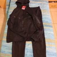 tuta nike tech  XXL ma veste come xl