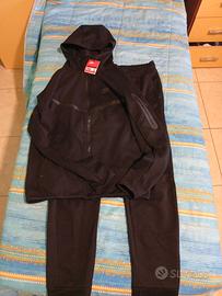tuta nike tech  XXL ma veste come xl