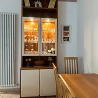 Credenza con vetrina, tavolo consolle e 4 sedie