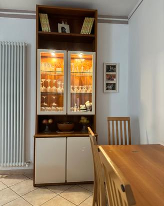 Credenza con vetrina e luci