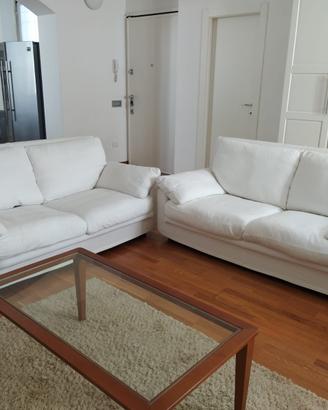 2 divani bianchi sfoderabili