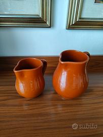 Coppia Caraffe o brocche Vintage rustiche marroni 