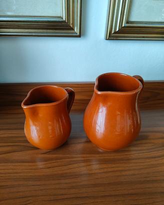 Coppia Caraffe o brocche Vintage rustiche marroni 