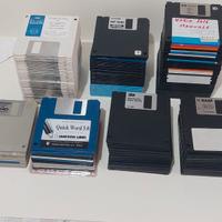 Lotto 140 Floppy Disk 3,5” e vari contenitori