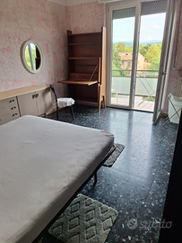 Ampia camera vicino stazione ferroviaria