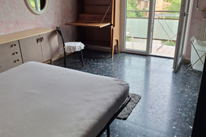 Ampia camera vicino stazione ferroviaria