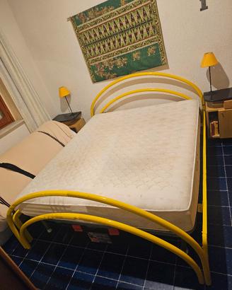 Stuttura letto matrimoniale con rete e materasso