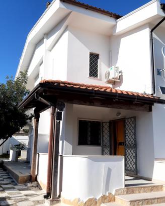 Villa a Montedarena (Pulsano)