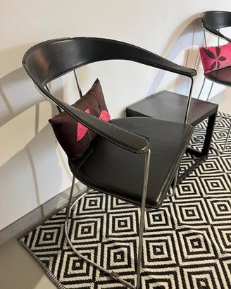 sedie nere in similpelle e acciaio