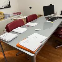 Tavolo in alluminio e piano di cristallo acidato