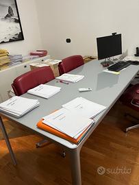 Tavolo in alluminio e piano di cristallo acidato