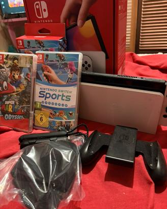 Bundle Nintendo Switch OLED bianca + due giochi