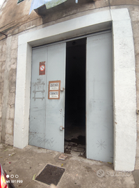 Locale fronte strada con passo carrabile