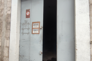 Locale fronte strada con passo carrabile