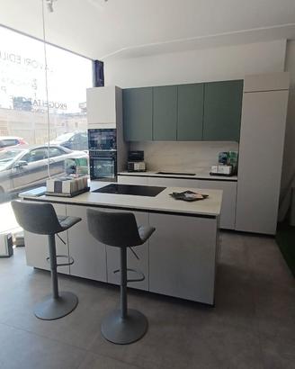 Cucina completa lineare + isola con elettrod.