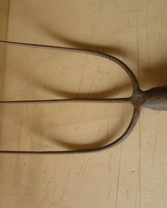 Attrezzo rurale forca forgiata 3 rebbi anni 50