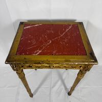 Tavolino da camera in foglia oro.