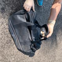 Borsone, con spazi e tasche foderati.