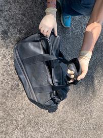 Borsone, con spazi e tasche foderati.