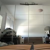 Armadio Ikea con ante scorrevoli a specchio 