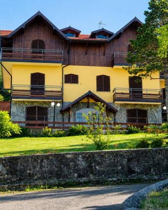 Attività / Licenza di 450 m² con più di 5 locali a
