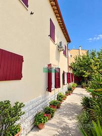 Villa di 220 m² con più di 5 locali e box auto a R