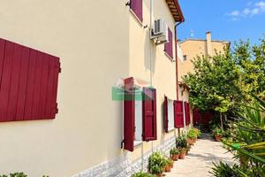 Villa di 220 m² con più di 5 locali e box auto a R