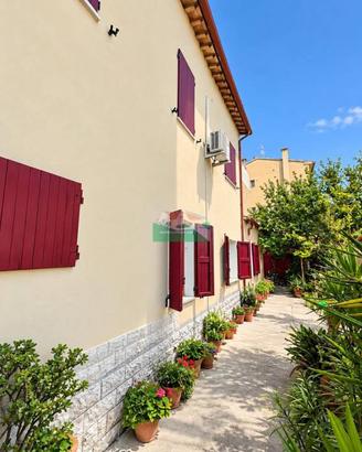 Villa di 220 m² con più di 5 locali e box auto a R