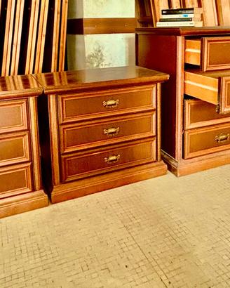 Cassettiera e comodini in legno di noce