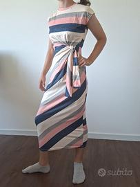 Vestito a righe con nodo laterale